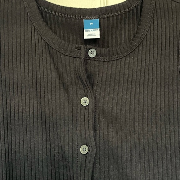 Old navy button front sleeveless top. Size M - Picture 3 of 4